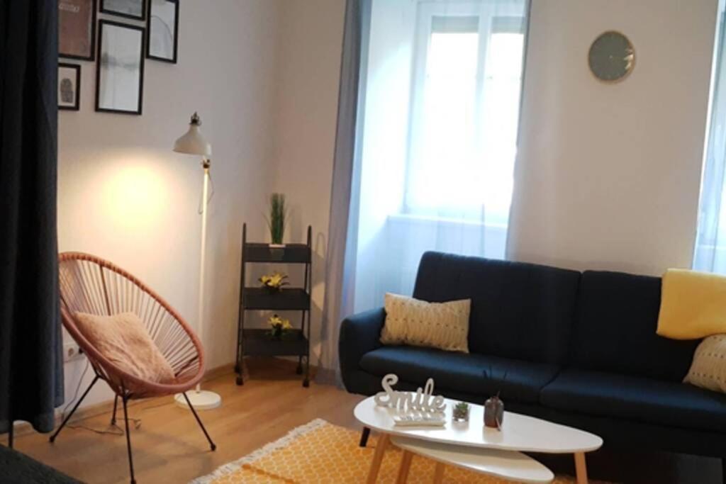 A Charming Little Flat Just Above Szechenyi Square Apartment Pecs Bagian luar foto