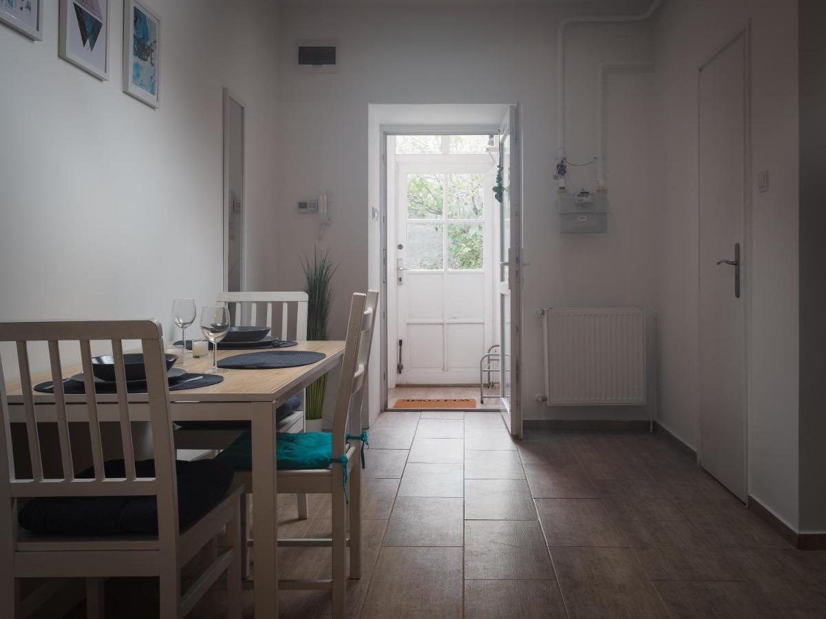 A Charming Little Flat Just Above Szechenyi Square Apartment Pecs Bagian luar foto