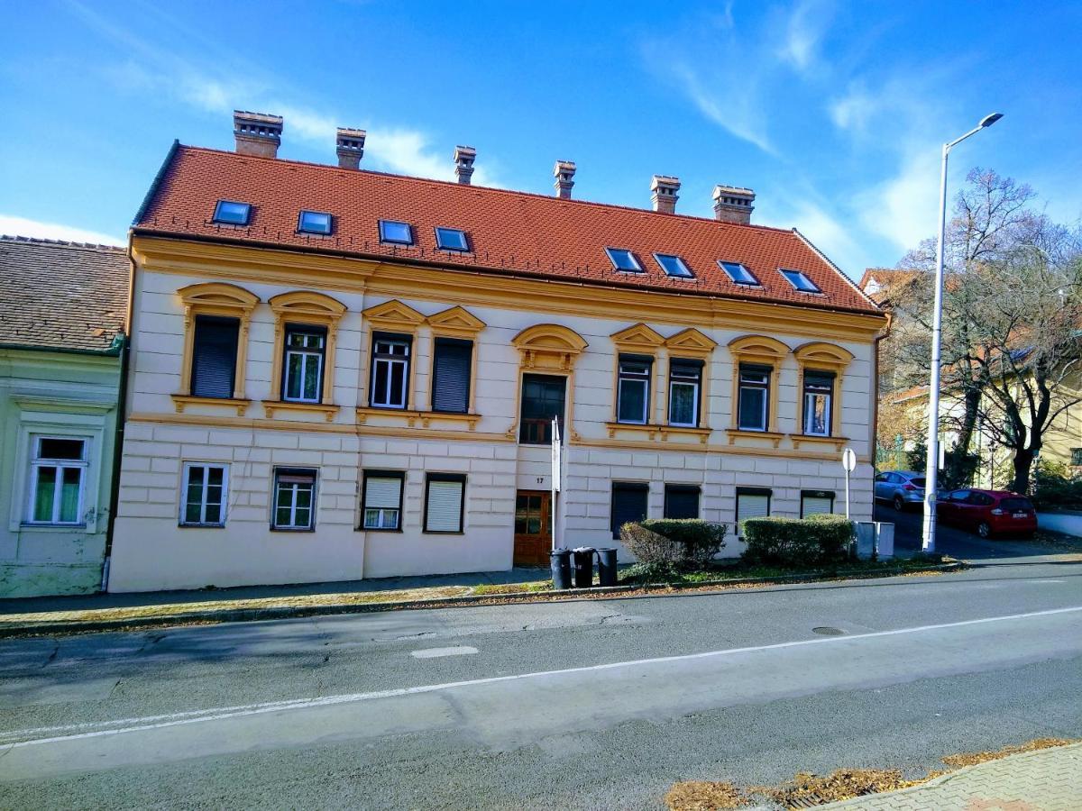 A Charming Little Flat Just Above Szechenyi Square Apartment Pecs Bagian luar foto