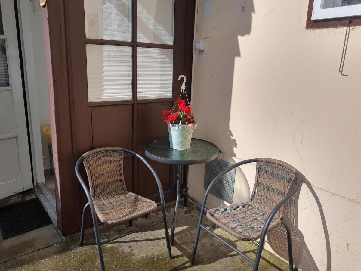 A Charming Little Flat Just Above Szechenyi Square Apartment Pecs Bagian luar foto