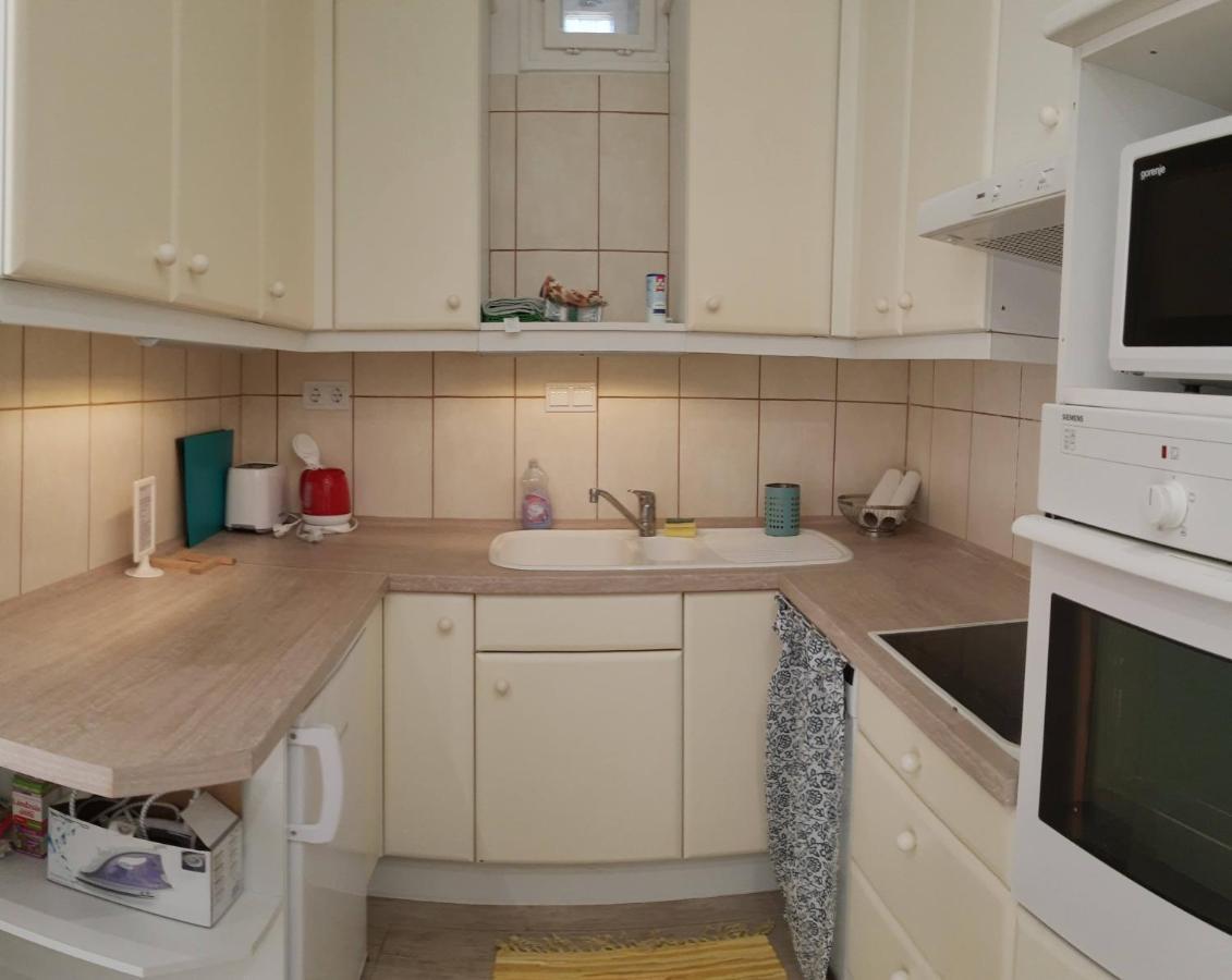 A Charming Little Flat Just Above Szechenyi Square Apartment Pecs Bagian luar foto