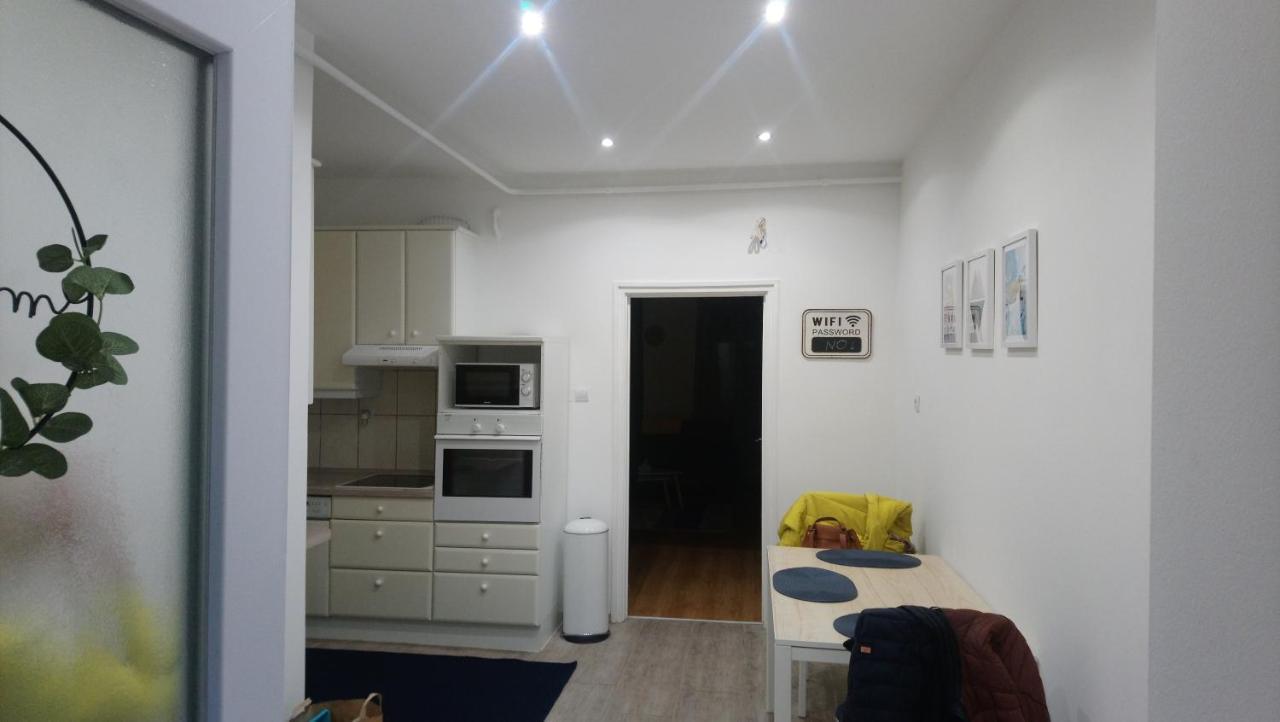 A Charming Little Flat Just Above Szechenyi Square Apartment Pecs Bagian luar foto